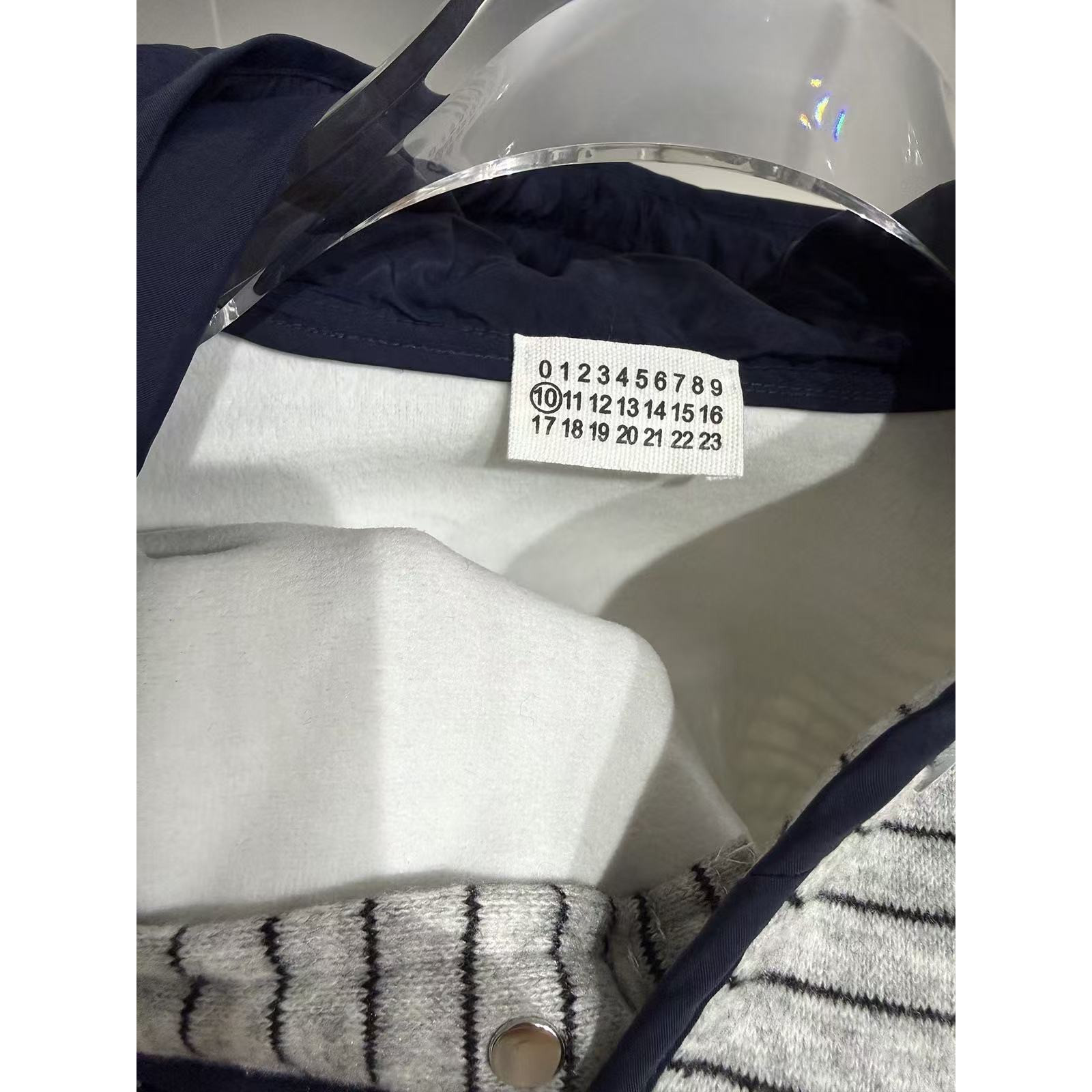 <p>Maison Margiela 撞色条纹加绒连帽卫衣(白)</p>