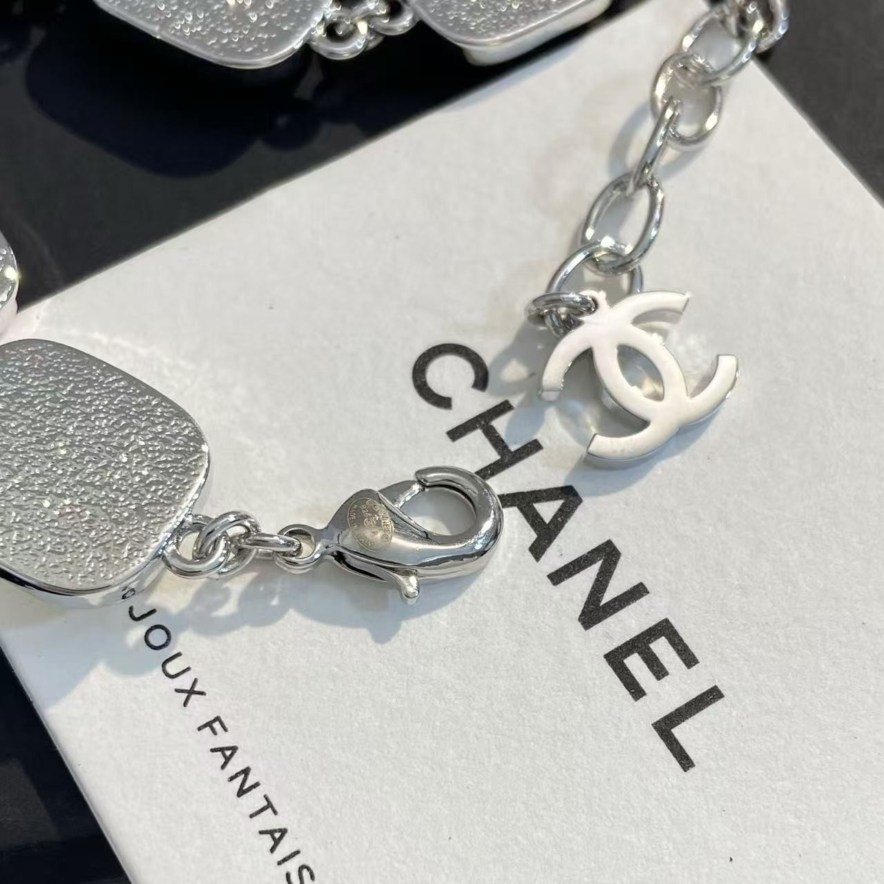 <p>CHANEL 银色方糖透明水晶双C手链</p>