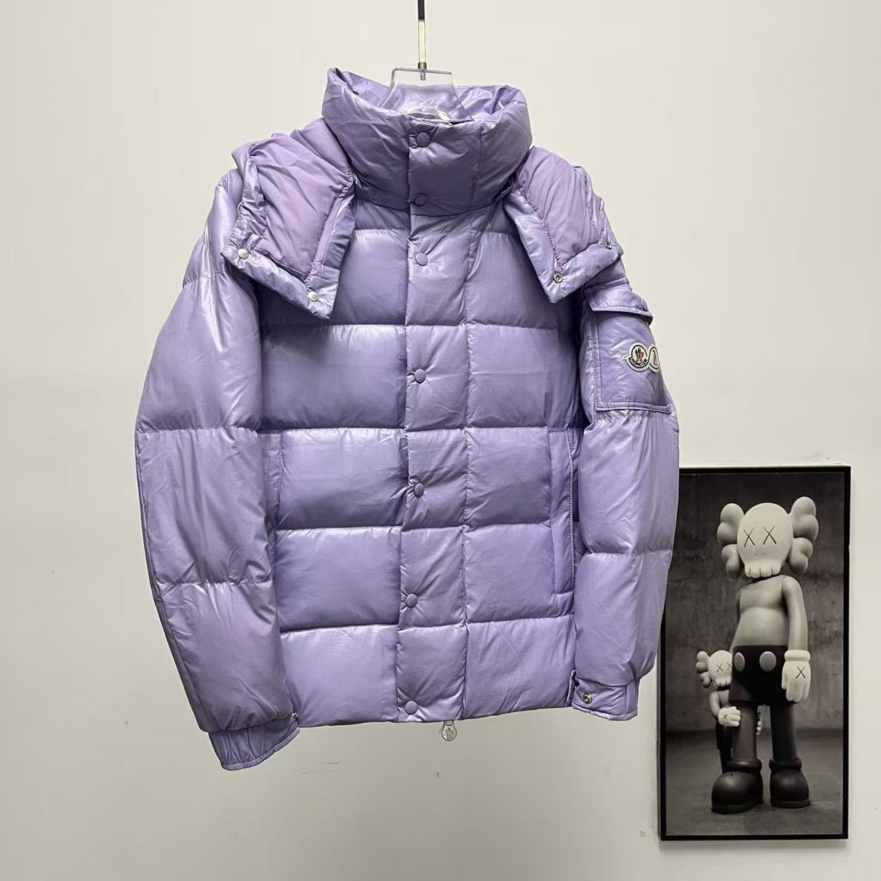 <p>Moncler 70周年双标连帽羽绒服(薰衣紫)</p>