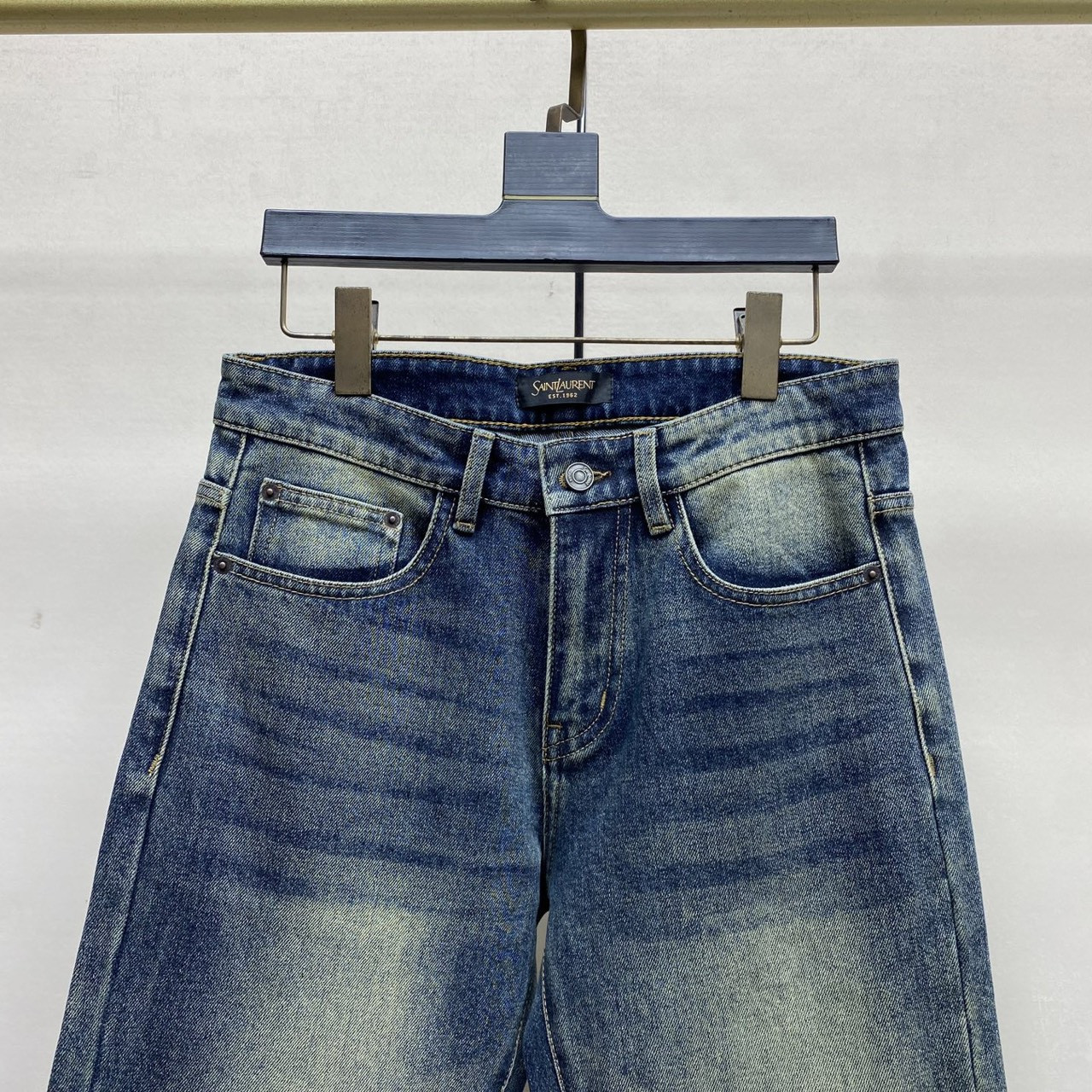 <p>YSL 丹宁水洗牛仔褲</p>
