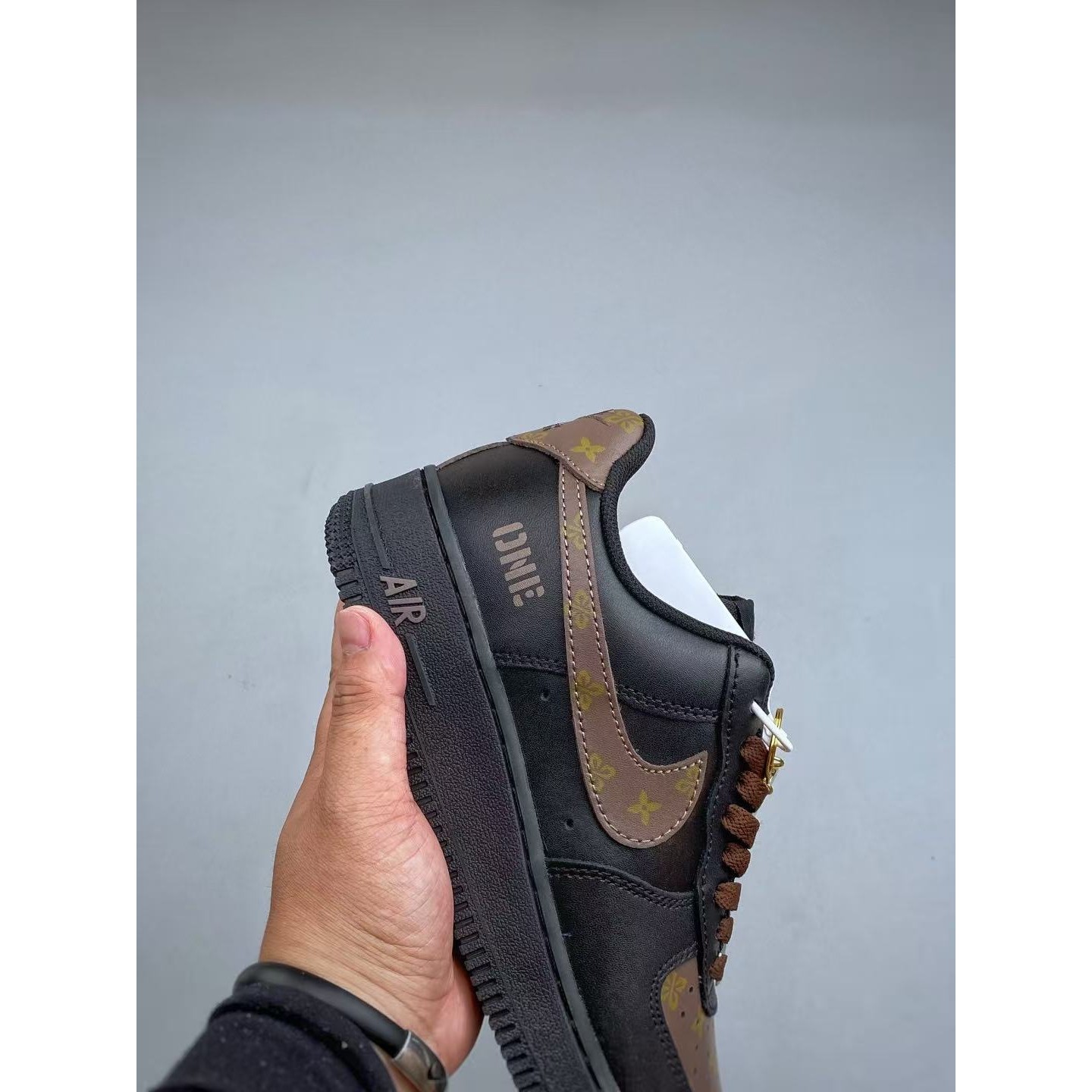 <p>Nike Air Force1 07 low &nbsp;联名款(棕色)</p>