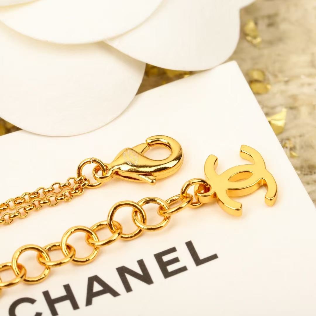 <p>CHANEL&nbsp;白纽扣圆形珐琅双c手链</p>