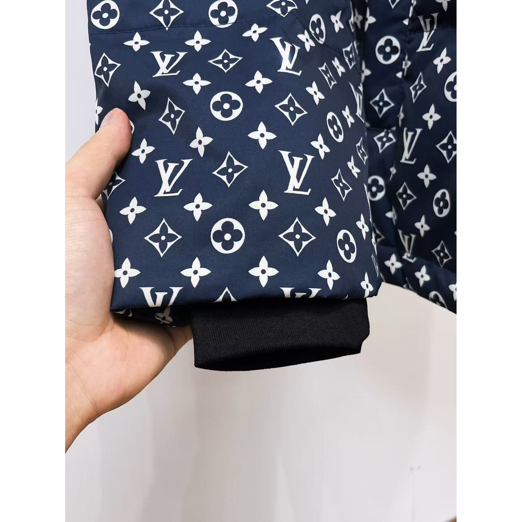 <p>LV 秋冬新款羽绒服(藍)</p>