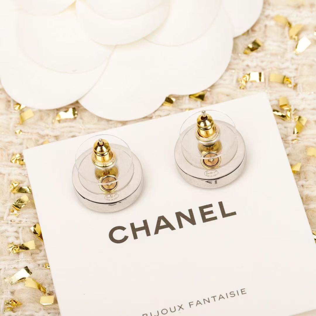 <p>CHANEL&nbsp;纽扣满钻双c耳钉</p>