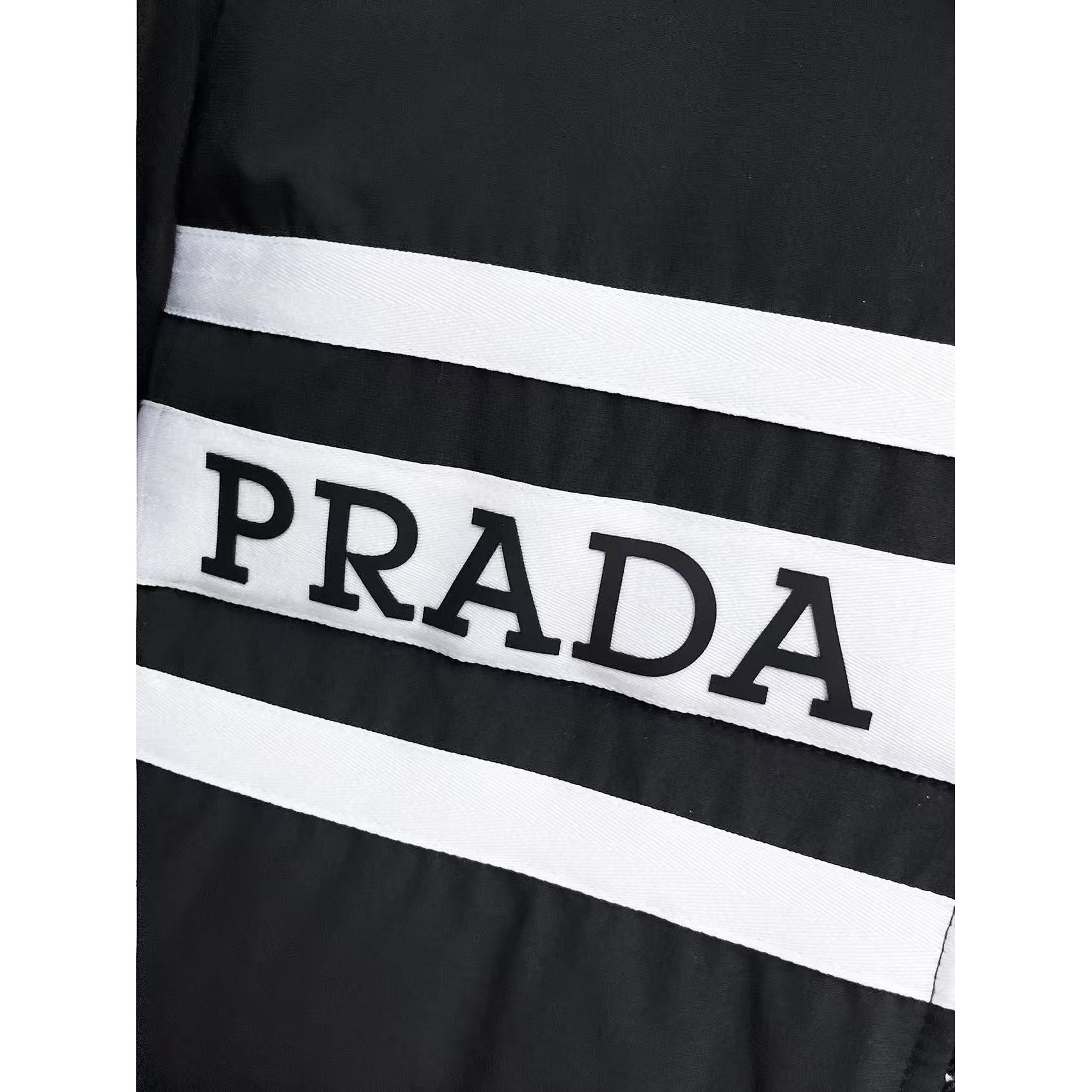 <p>PRADA 秋冬新款羽绒服(黑)</p>