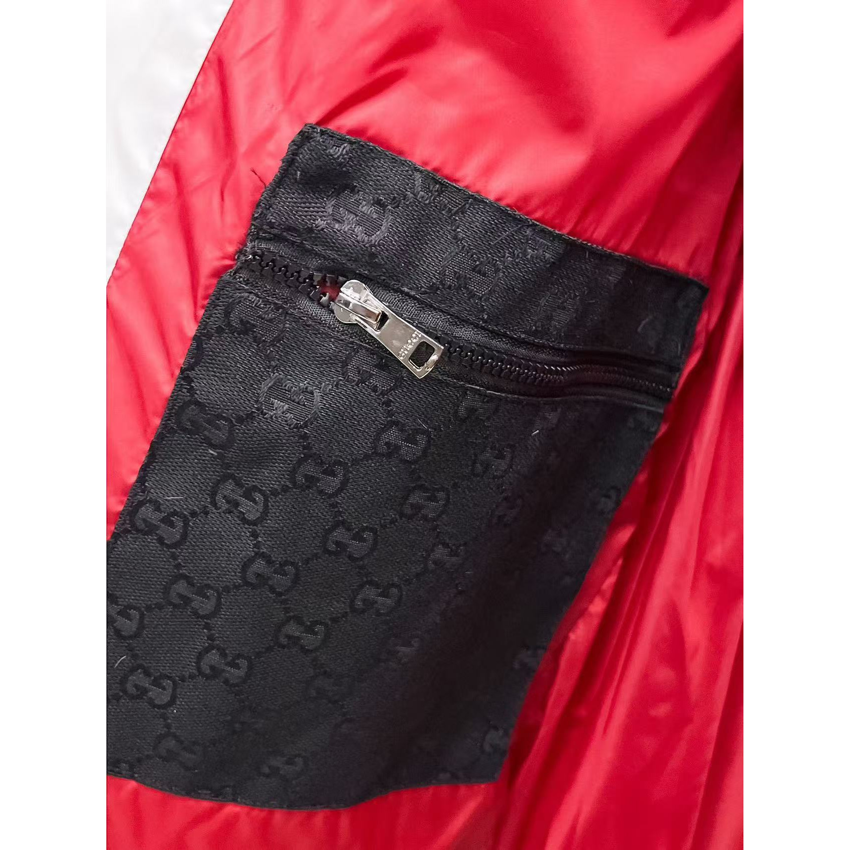 <p>GUCCI 秋冬新款羽绒服(黑)</p>