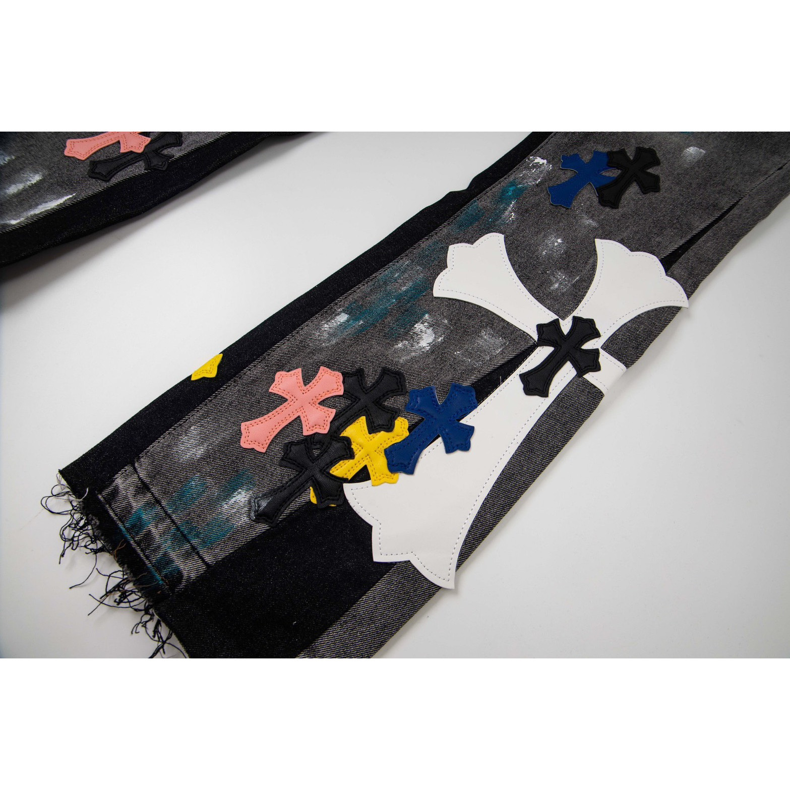 <p>CHROME HEARTS 蓝黄黑白多色拼接水洗牛仔裤(1788)</p>