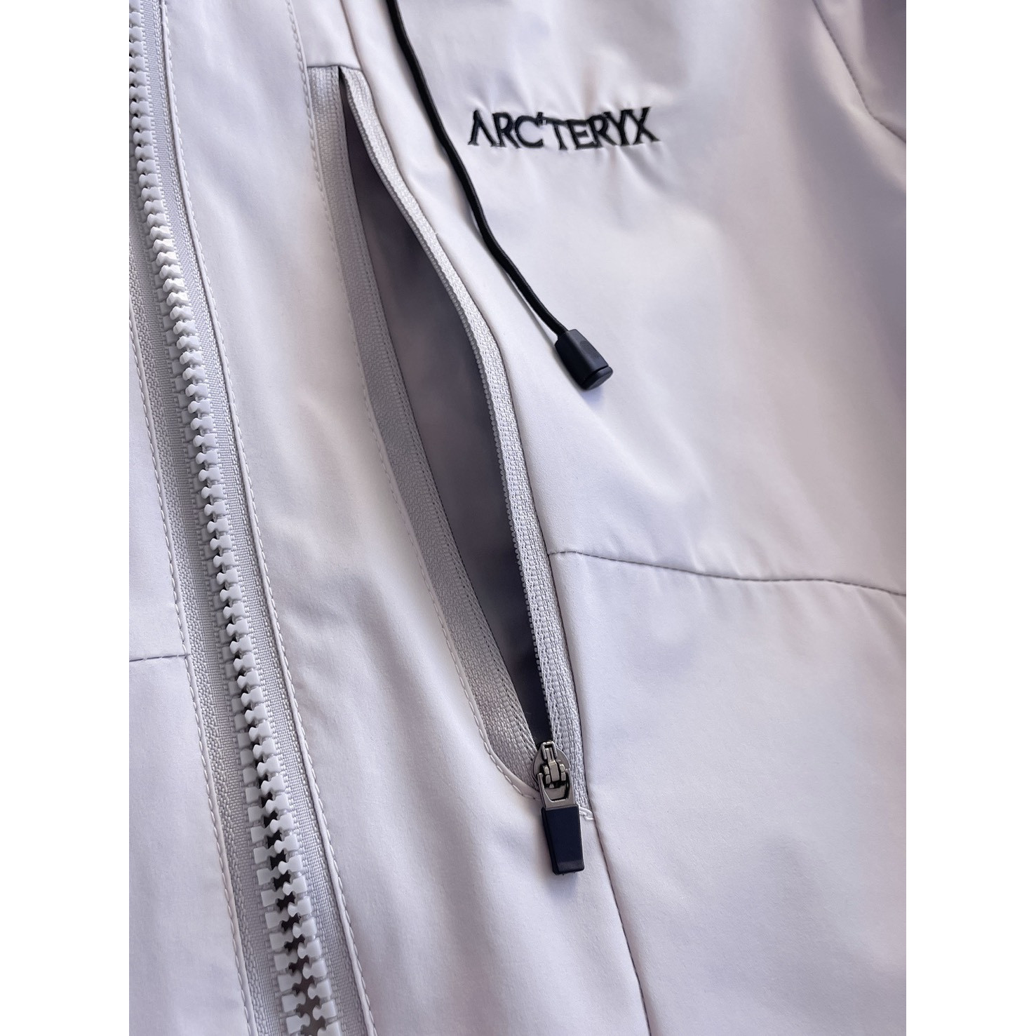 <p>Arc'teryx 男士夹克外套(白)</p>