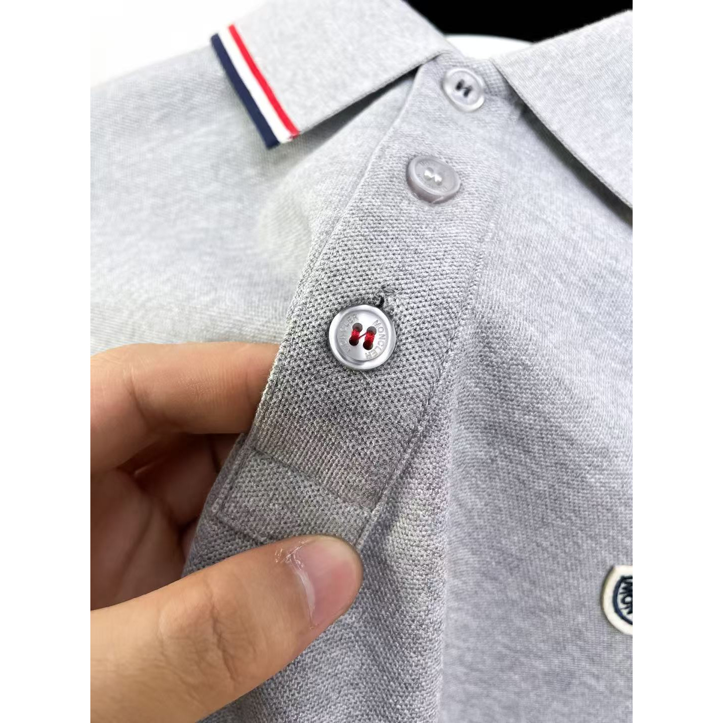 <p>MONCLER 贴片长袖Polo衫(灰)</p>