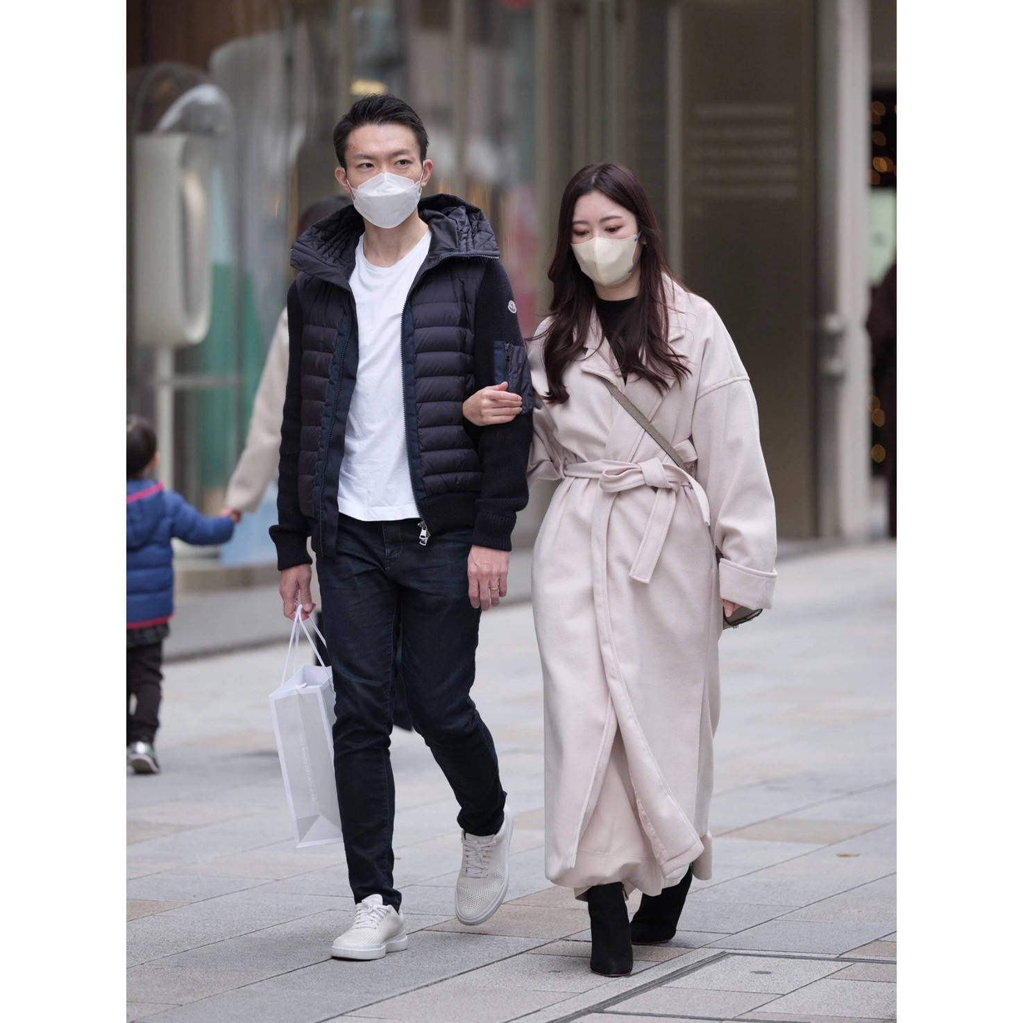 <p>Moncler 拼接连帽针织羽绒服(黑)</p>
