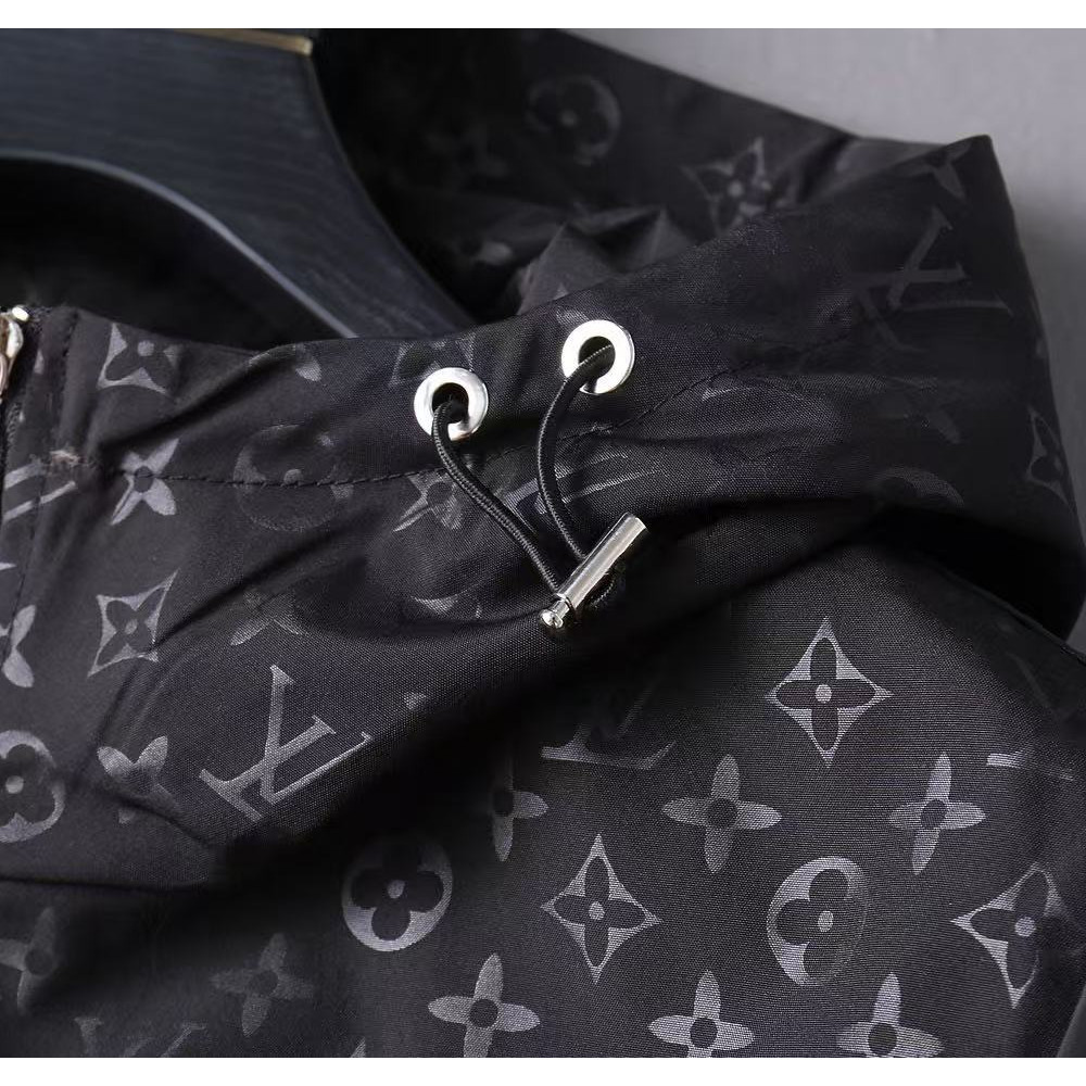 <p>LV 男士夹克外套(黑)</p>