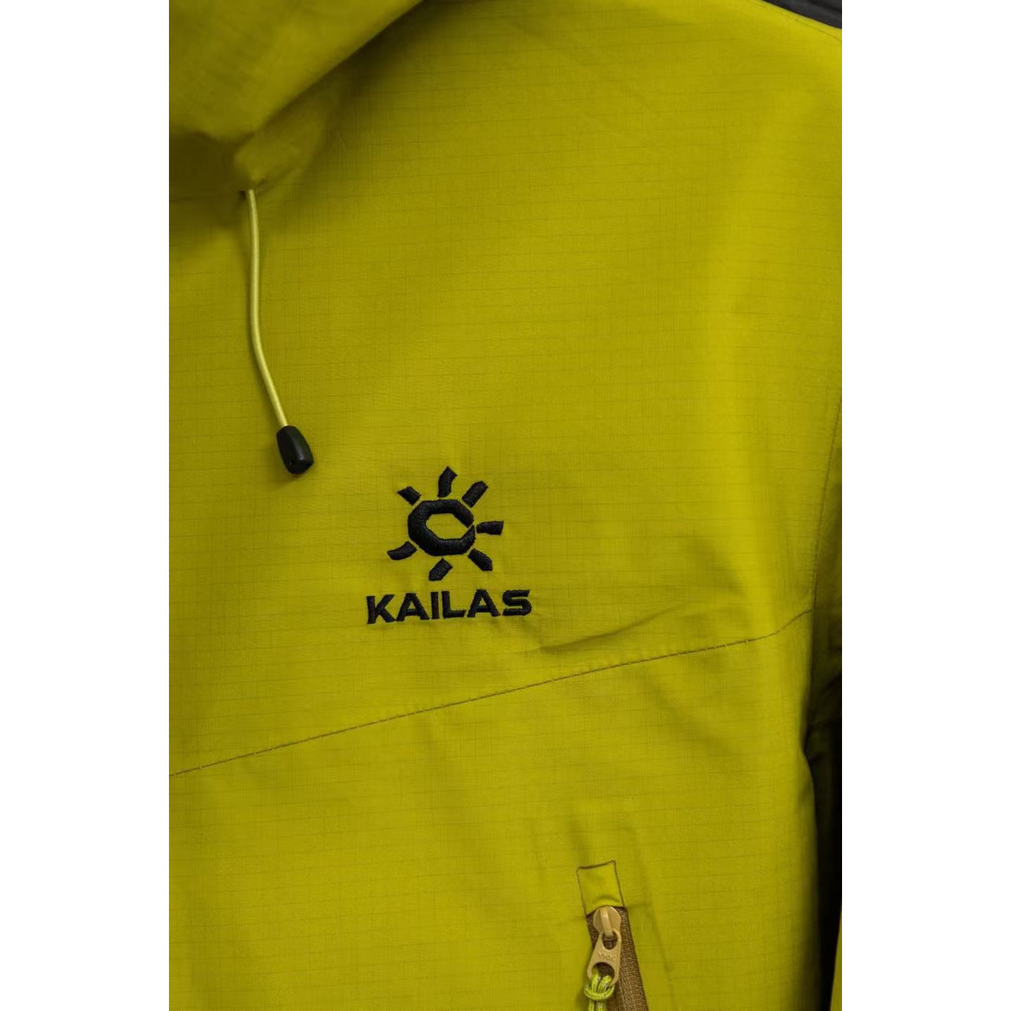 <p>KAILAS LT户外压胶连帽冲锋衣(峨黄色)</p>