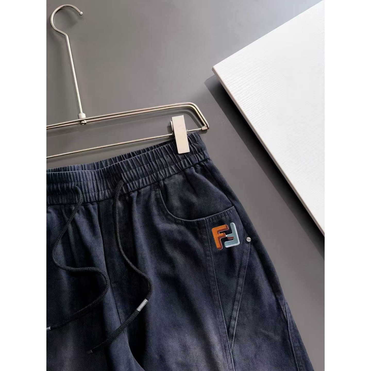 <p>FENDI&nbsp;夏季新款松紧带休闲裤(786897)</p>