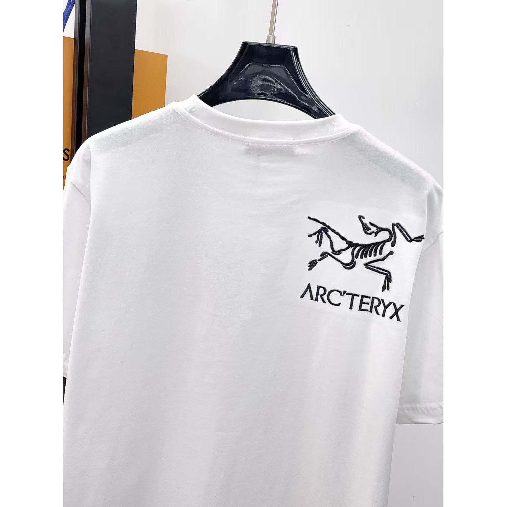 <p>Arc'teryx 专柜新款短袖T恤(白)</p>