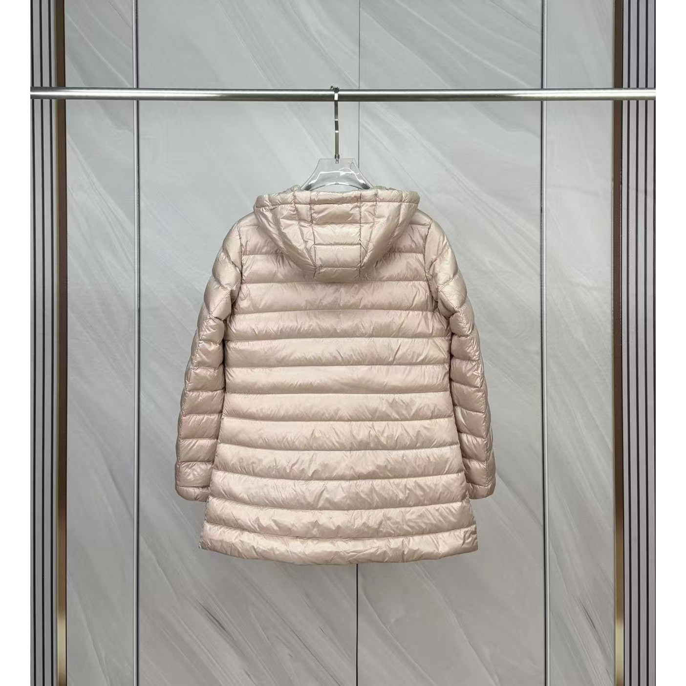 <p>Moncler 连帽中长羽绒服(粉)</p>