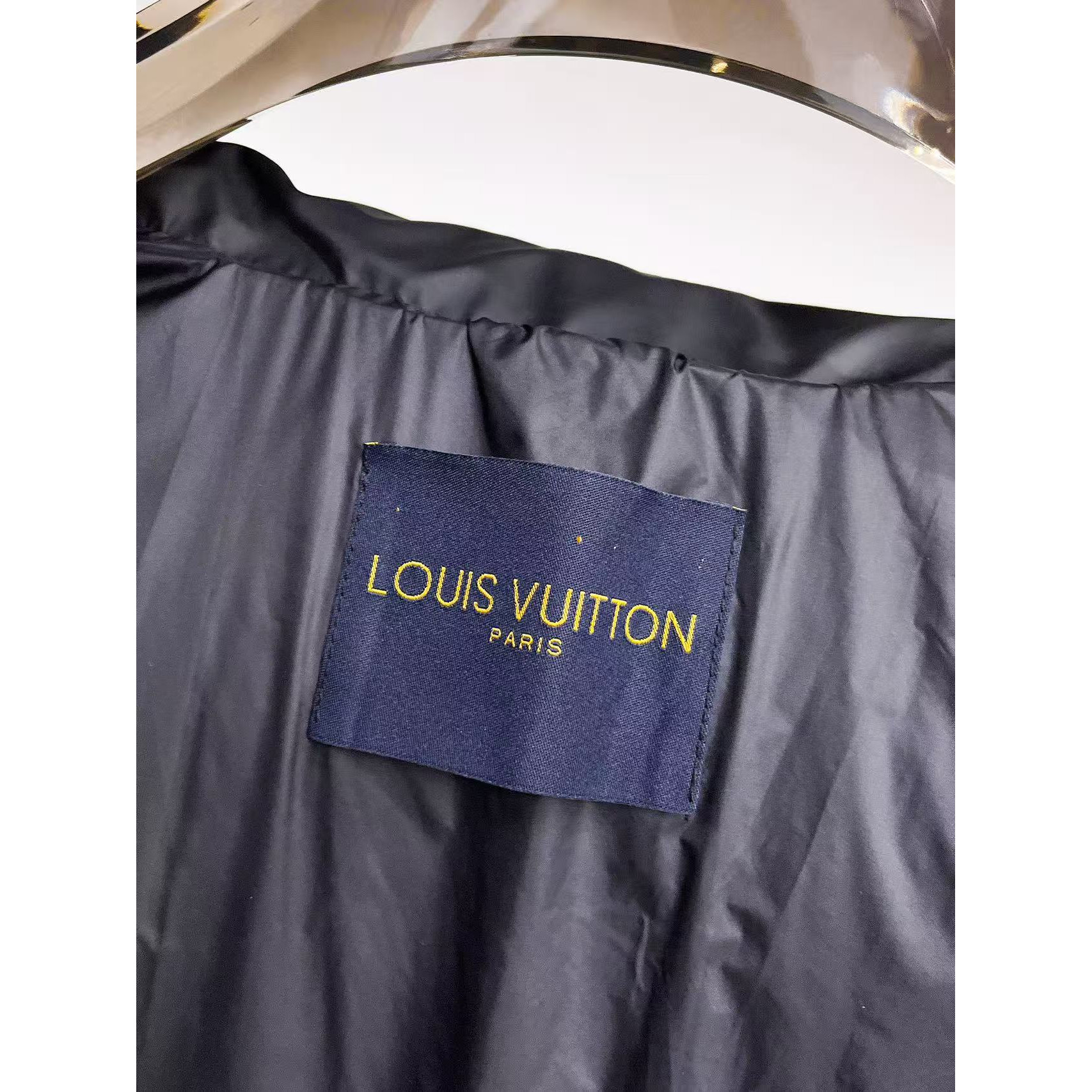 <p>LV 秋冬新款羽绒服(黑)</p>