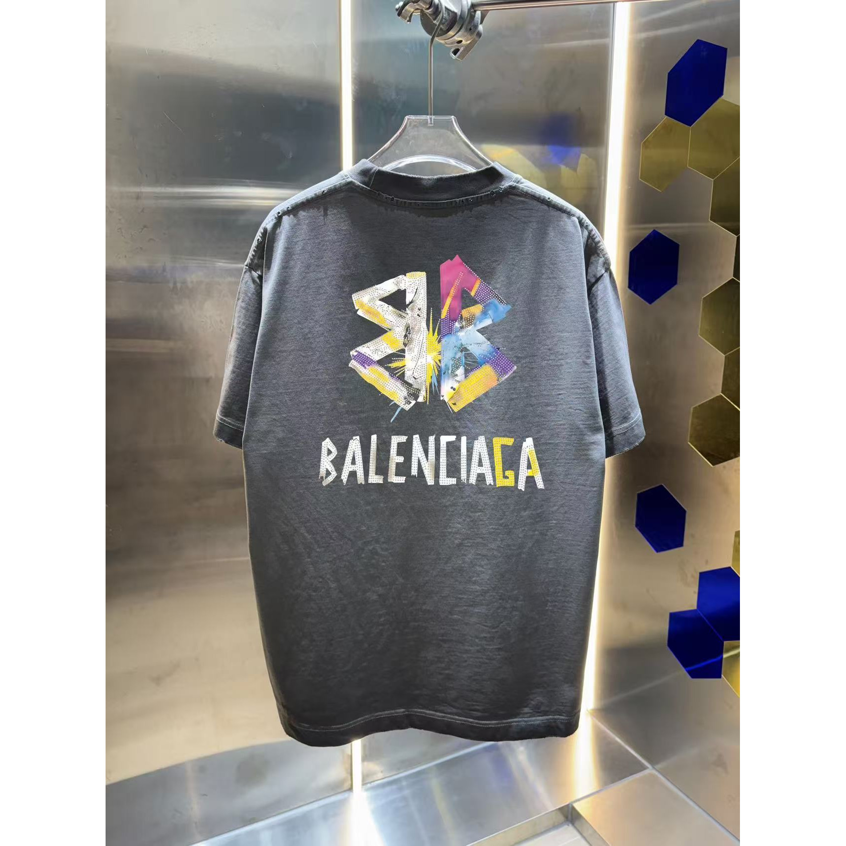 <p>Balenciaga 洗水磨破短袖T恤(洗水灰)</p>