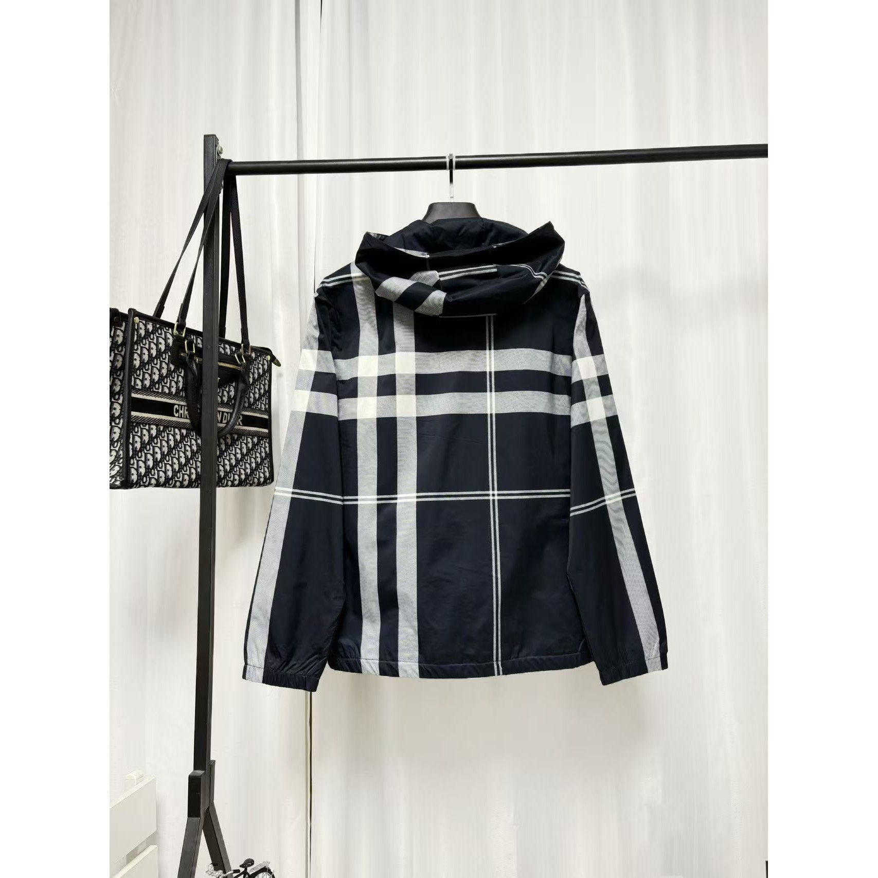 <p>Burberry 夹克外套(黑)</p>