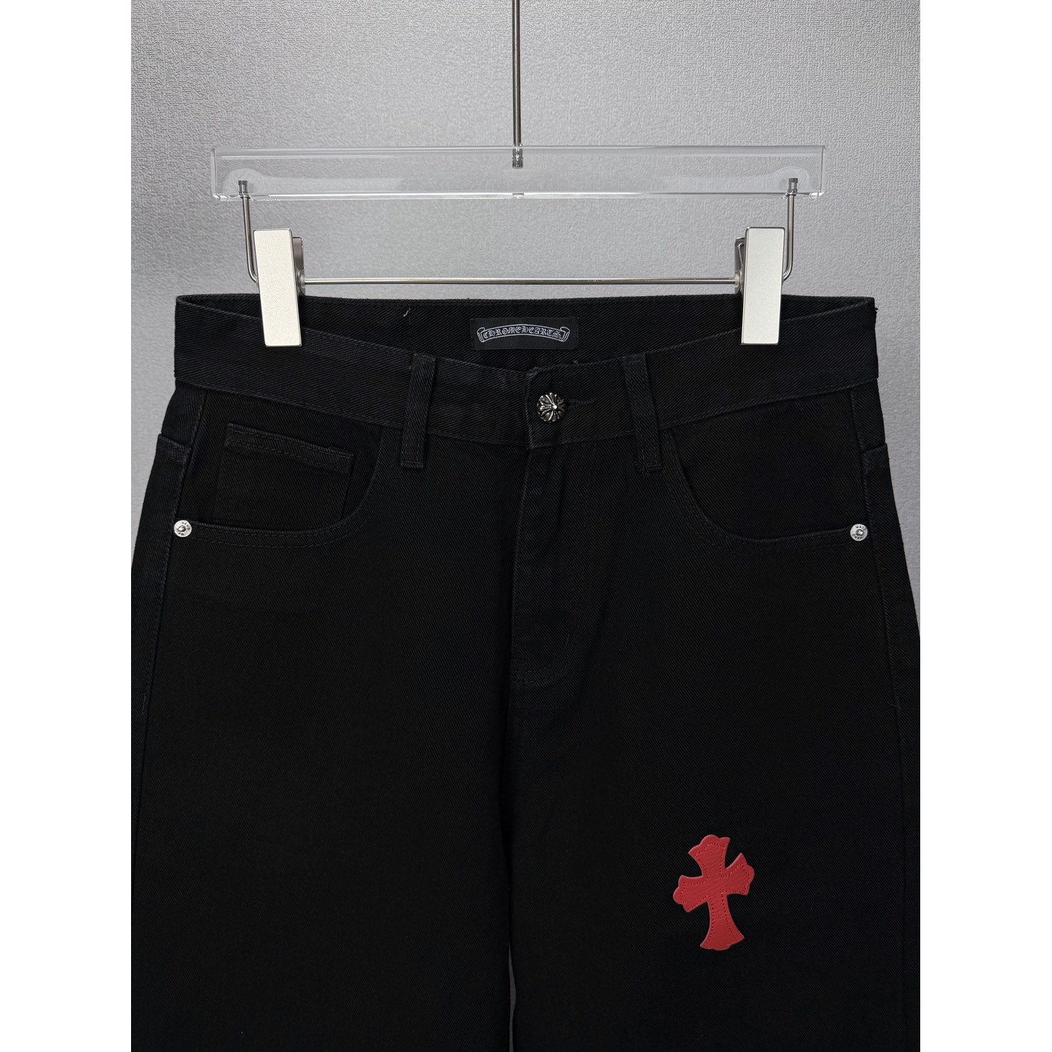 <p>CHROME HEARTS 红绿十字架拼皮情侣款水洗宽松牛仔裤((黑)</p>