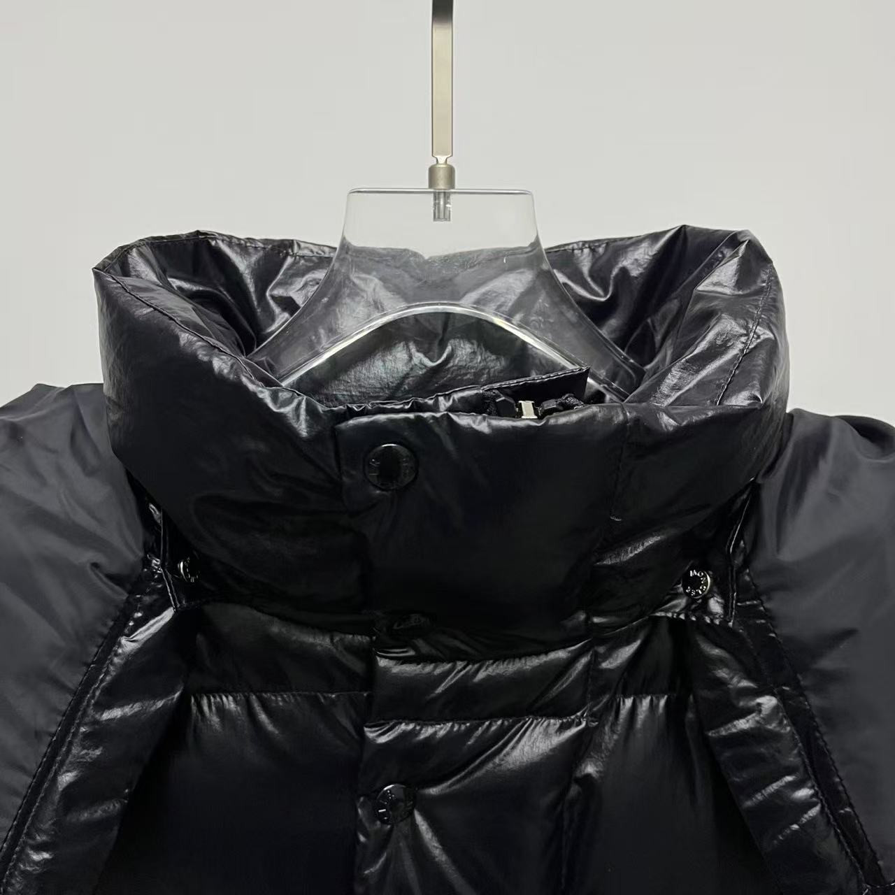 <p>Moncler 70周年双标连帽羽绒服(黑)</p>