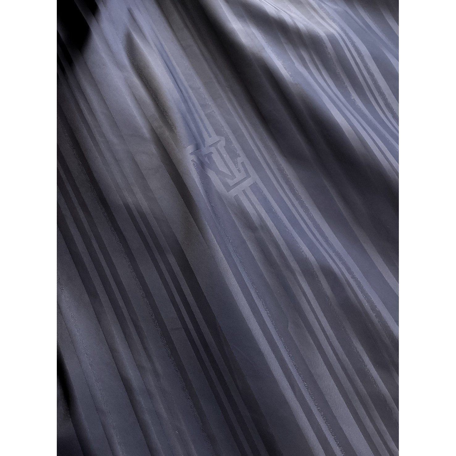 <p>LV&nbsp;男士夹克外套(黑)</p>