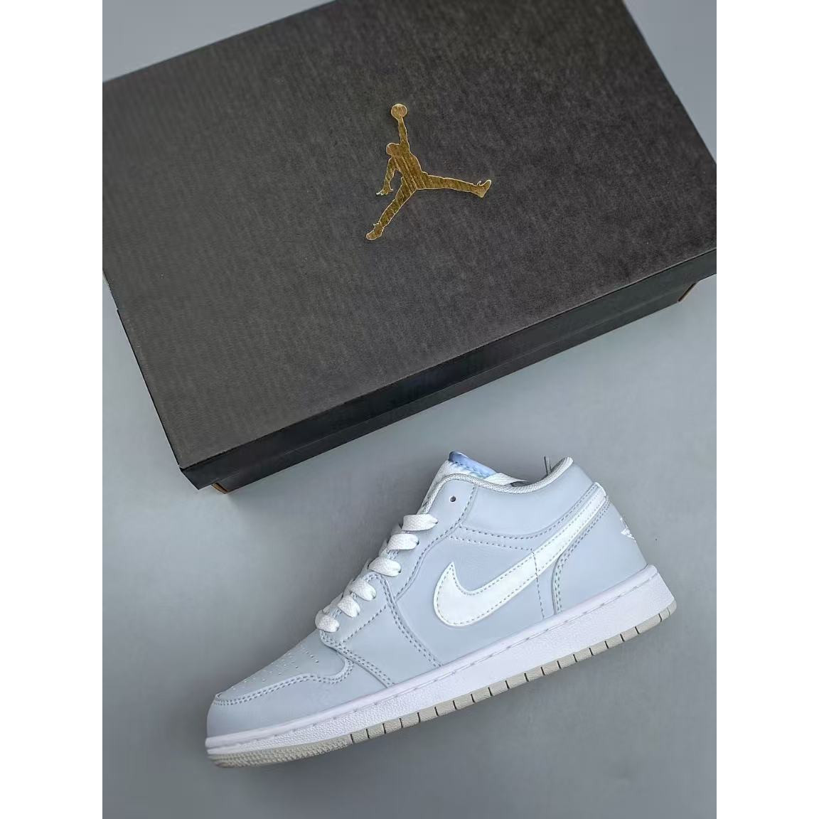 <p>Nike Air Jordan Air Jordan 1 休闲板鞋(灰白)</p>