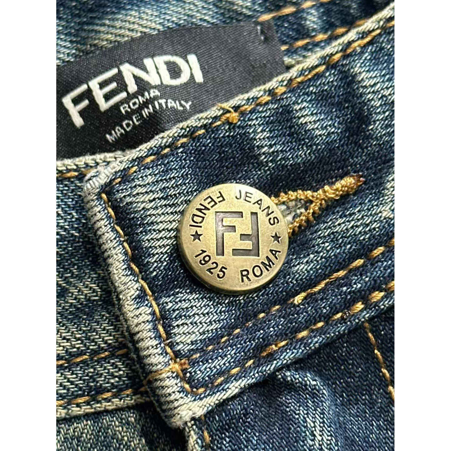 <p>FENDI&nbsp;四季款经典牛仔裤直筒长裤(藍)</p>