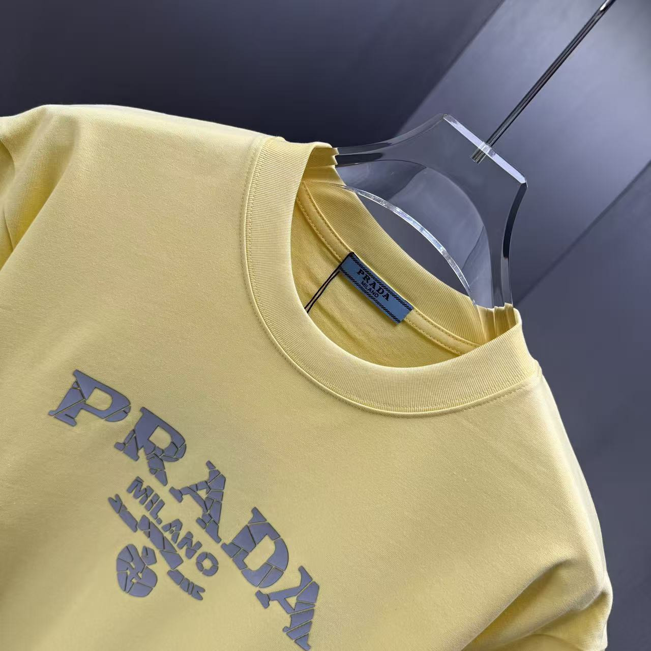 <p>Prada 短袖T恤(黃)</p>