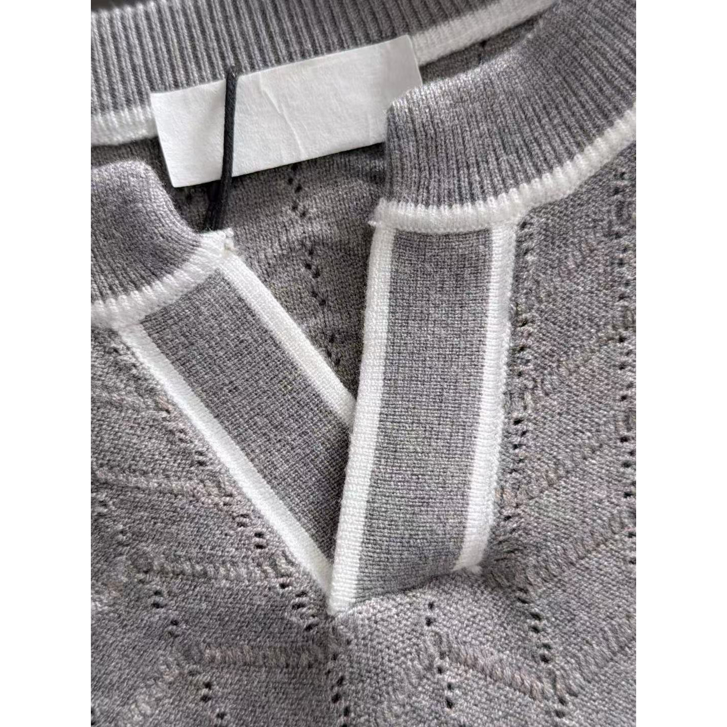 <p>MONCLER 秋冬官网最新毛衣(灰)</p>