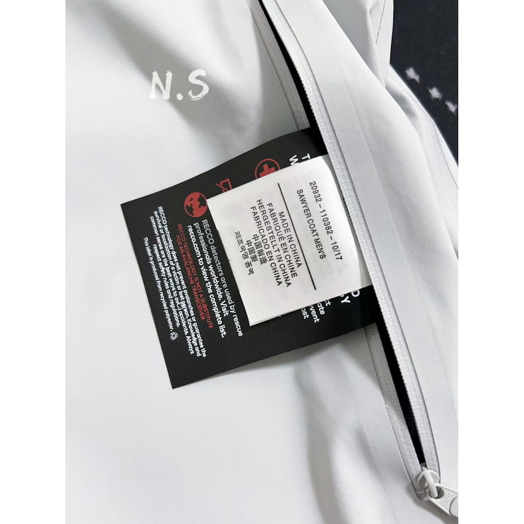 <p>Arc'teryx Beta系列 SL GORE-TEX 硬壳刺绣连帽防水防风透气冲锋衣(极地白)</p>
