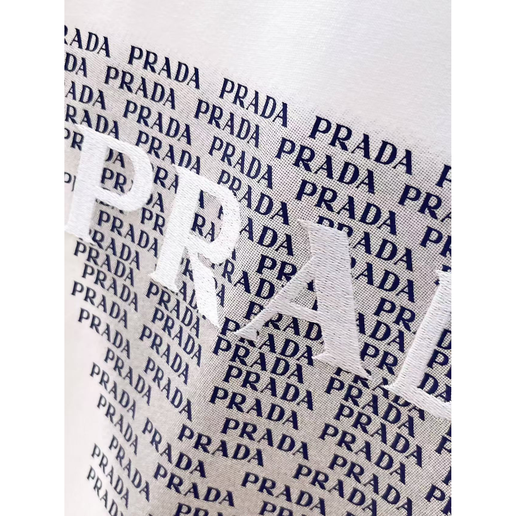<p>PRADA 专柜新款短袖T恤(白)</p>