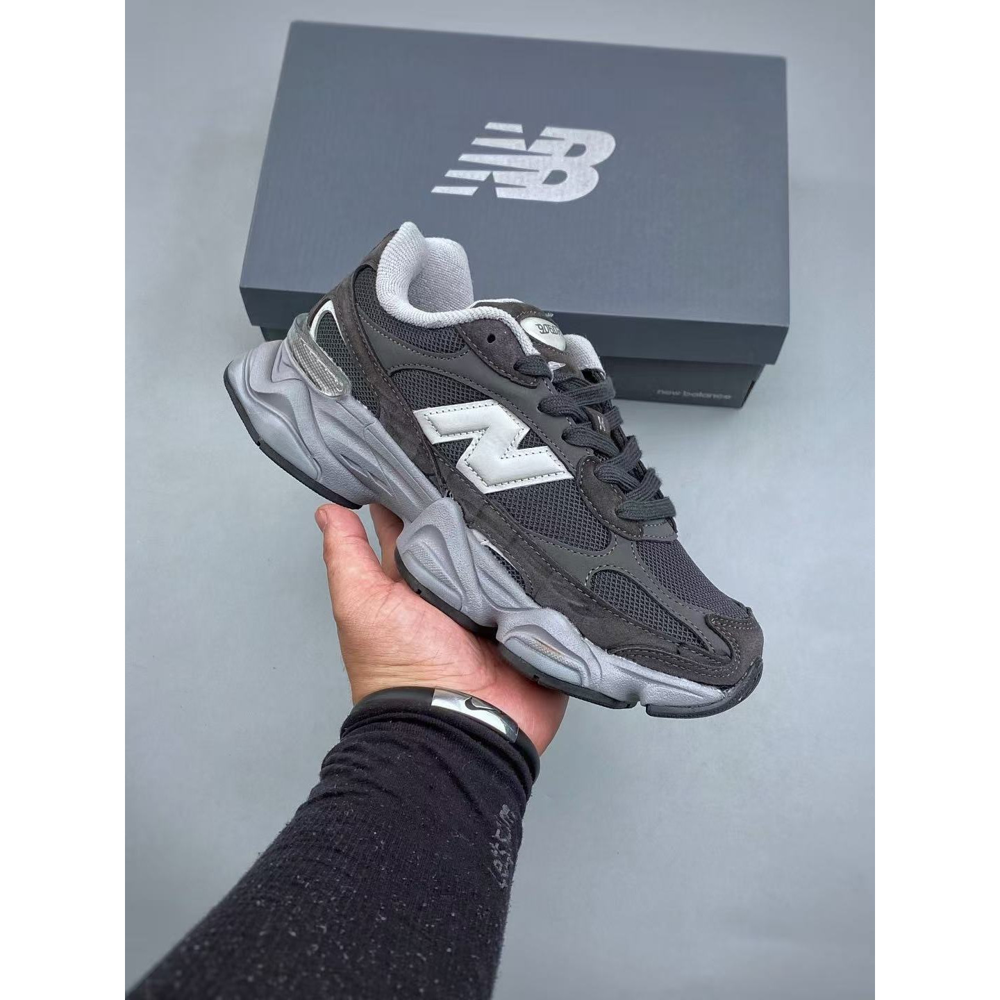 <p>New Balance NB9060 休闲鞋 (黑)&nbsp;</p>