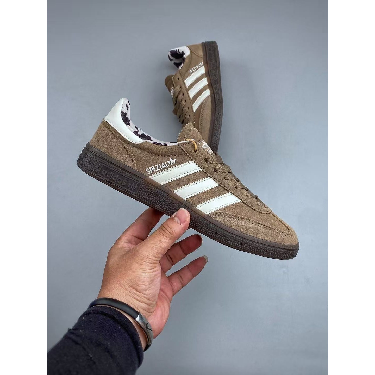 <p>ADIDAS 经典款复古休闲板鞋(棕色)</p>