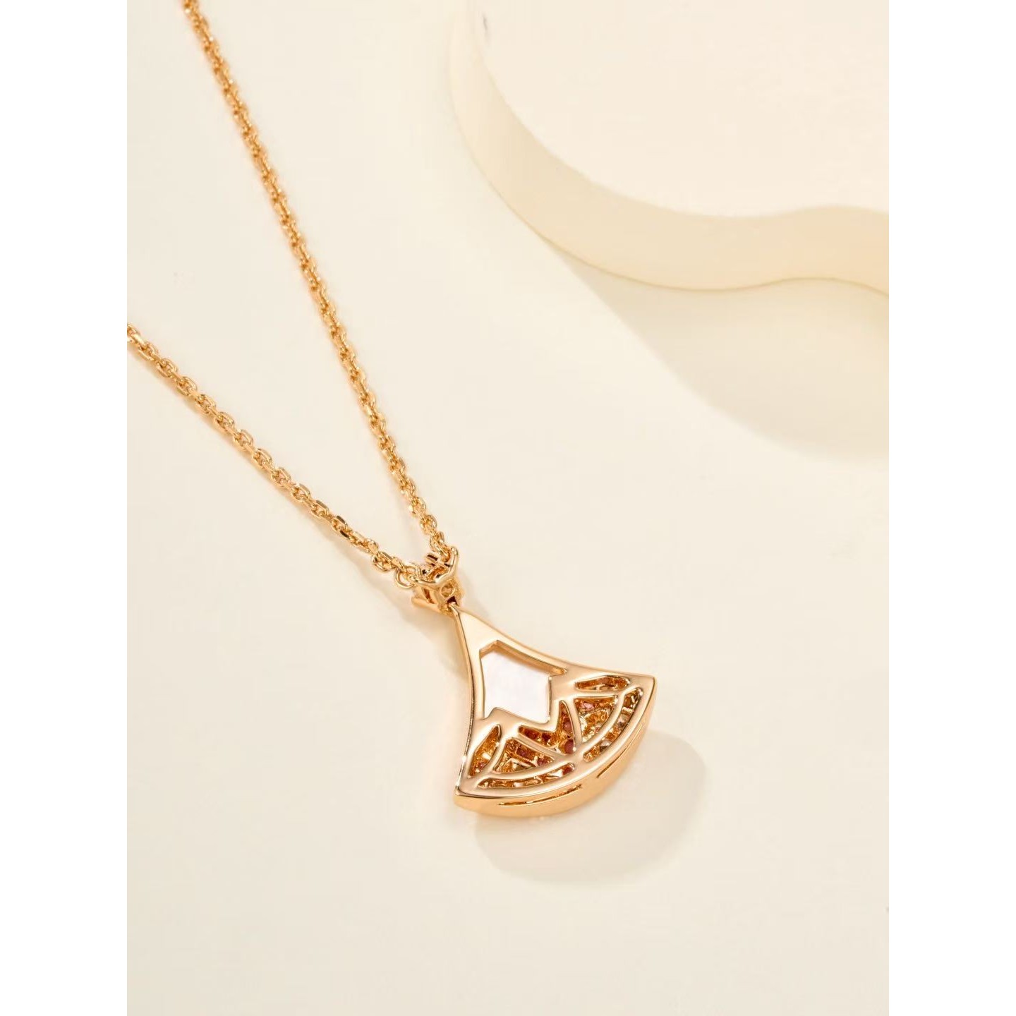 <p>CARTIER&nbsp;七夕项链</p>
