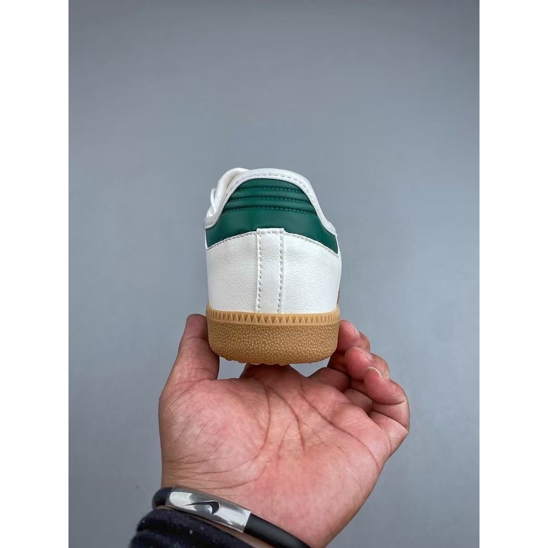 <p>Adidas&nbsp; 懒人一脚蹬运动鞋 (白綠)</p>