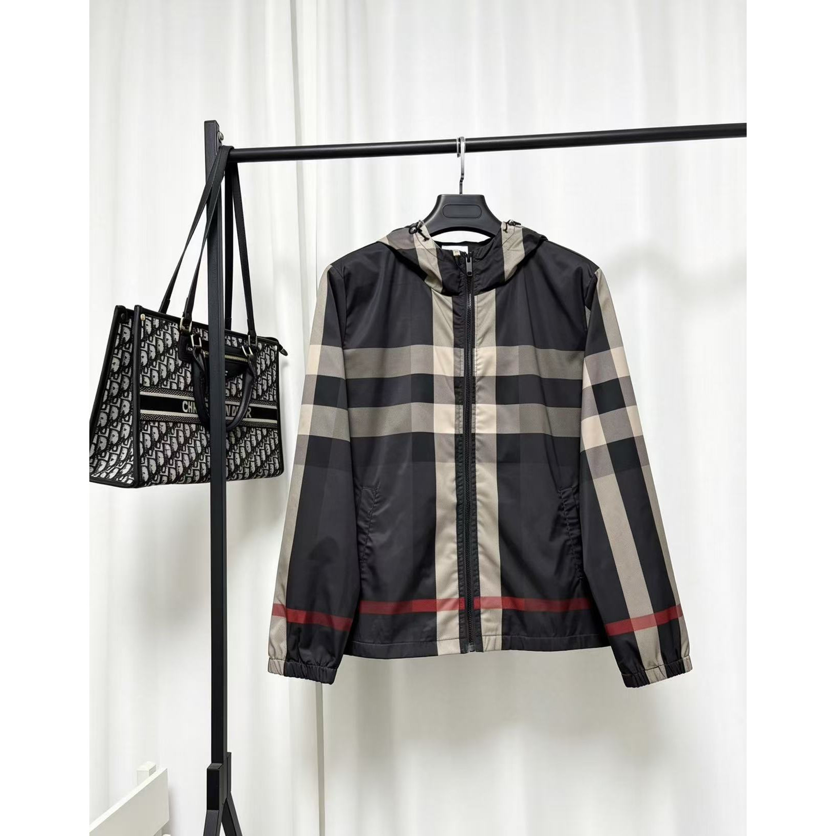 <p>Burberry 夹克外套(黑)</p>