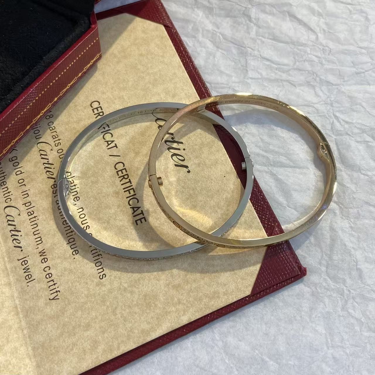 <p>CARTIER&nbsp;窄版满天星手镯</p>
