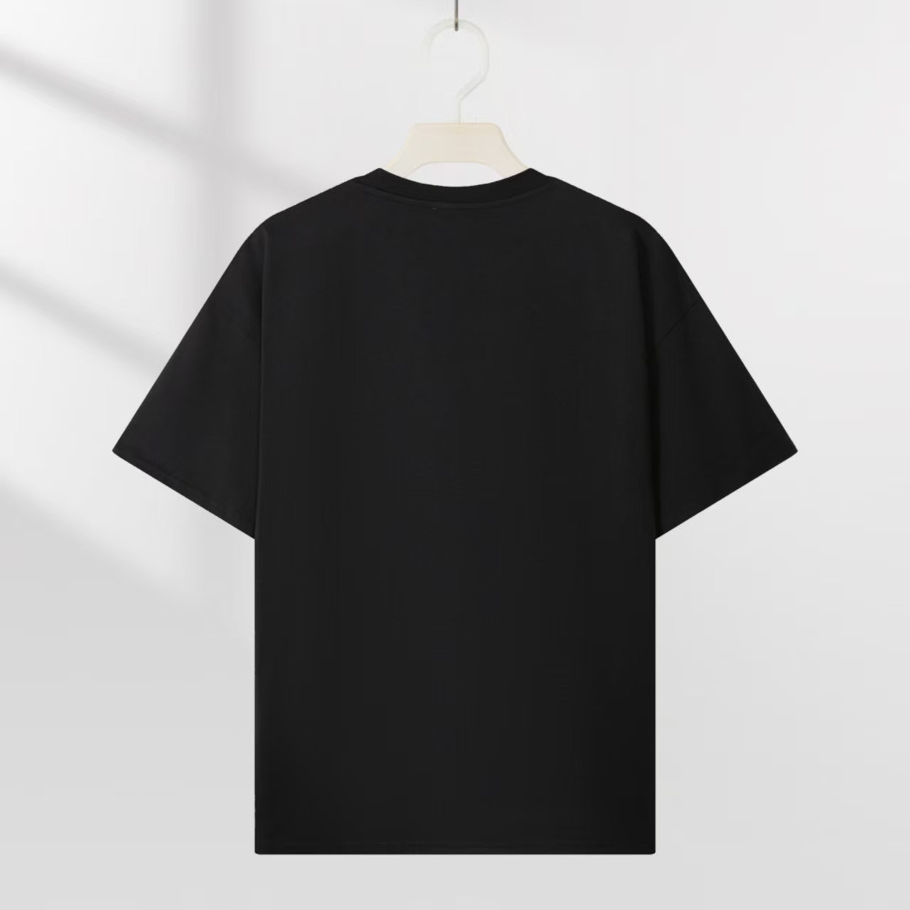 <p>&nbsp;LOEWE &nbsp;logo压花短袖T恤(黑)</p>