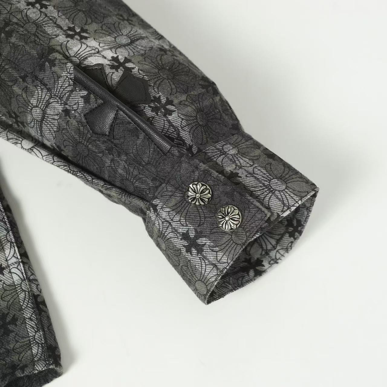 <p>CHROME HEARTS 皮标金属格仔衬衫外套(黑)</p>