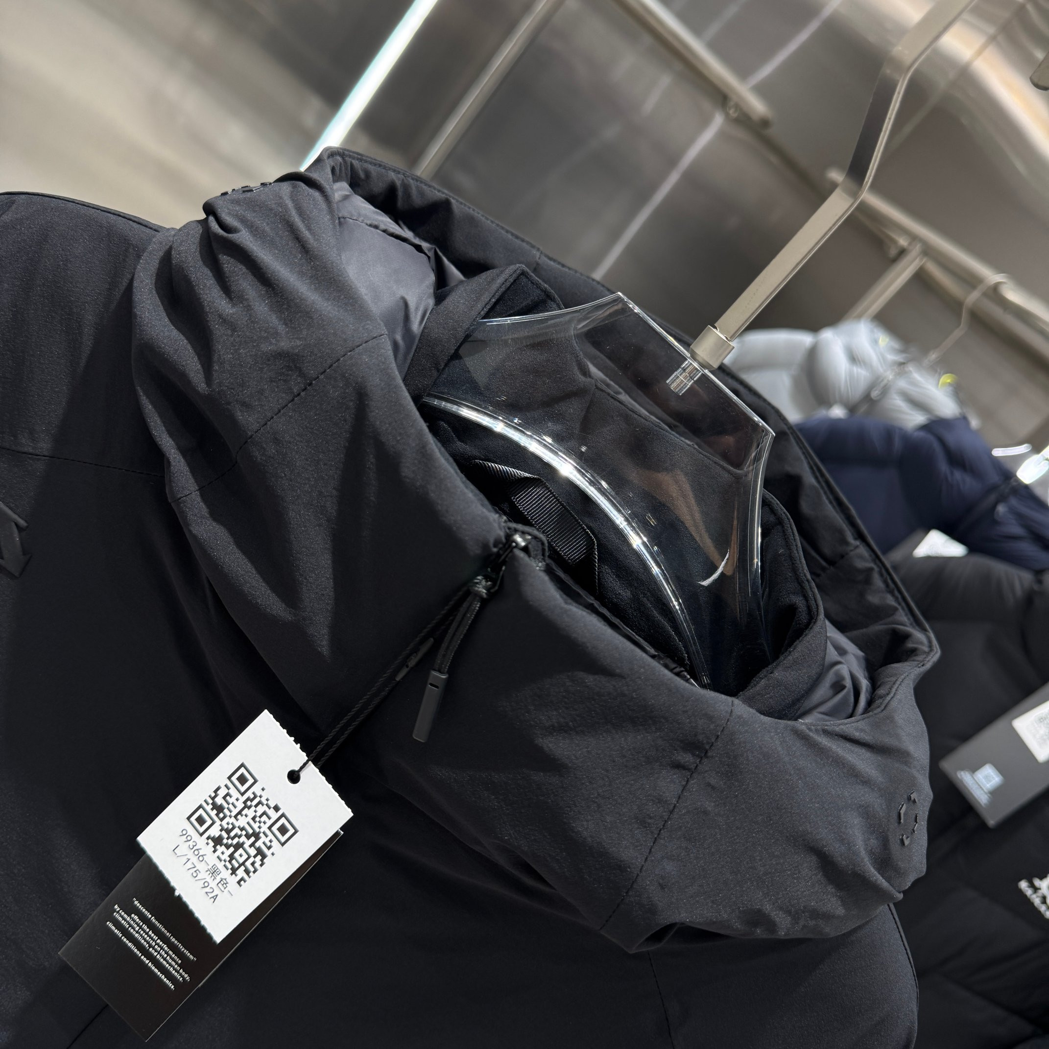 <p>DESCENTE 运动羽绒服(黑)</p>