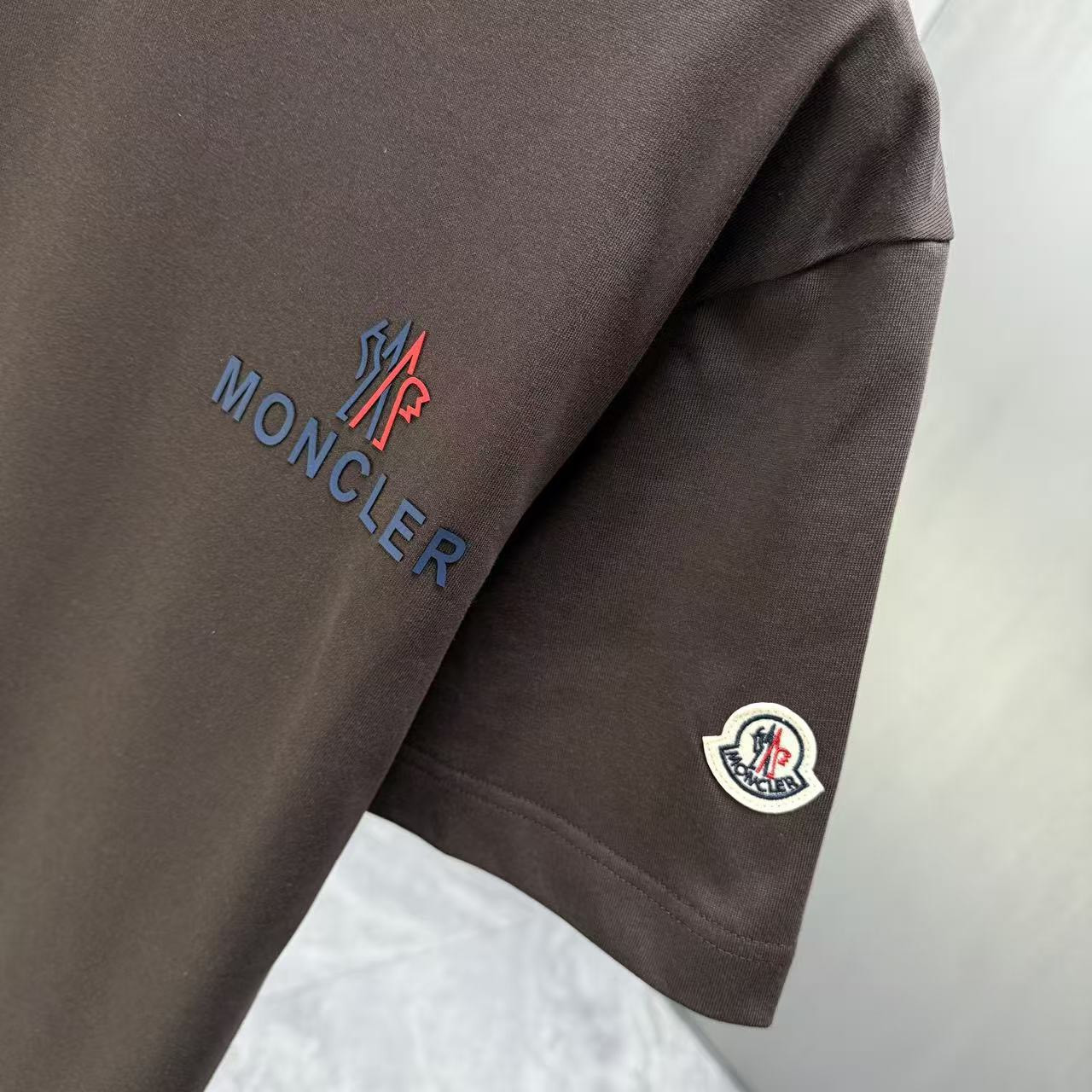 <p>Moncler 短袖T恤(黑)</p>