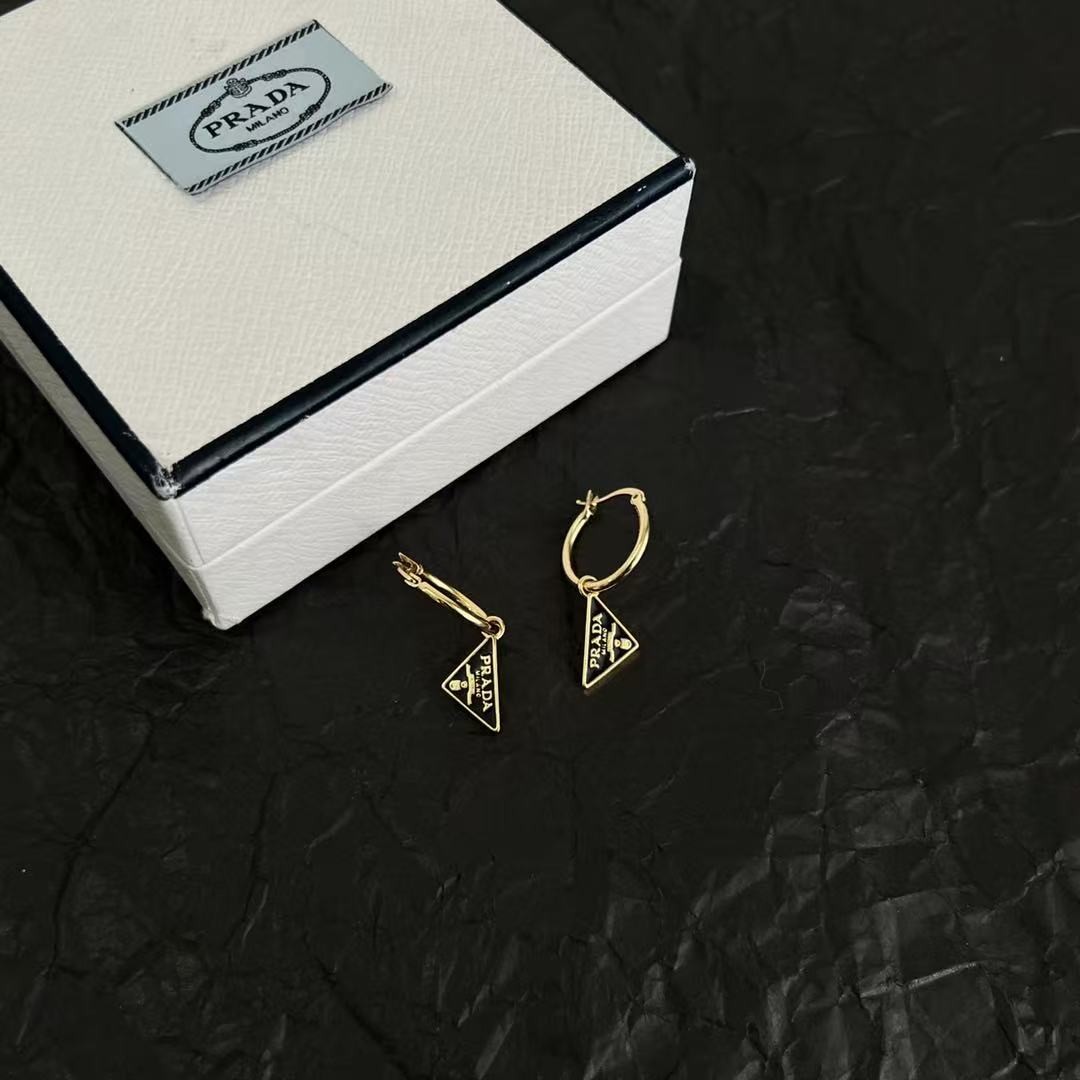 <p>PRADA 三角形耳环</p>