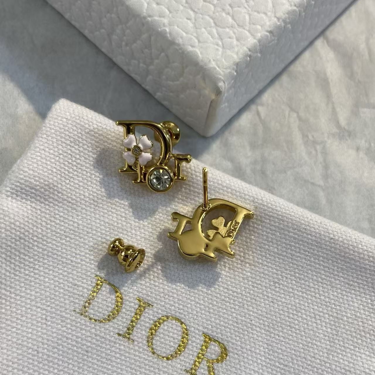 <p>DIOR 花卉字母耳钉</p>