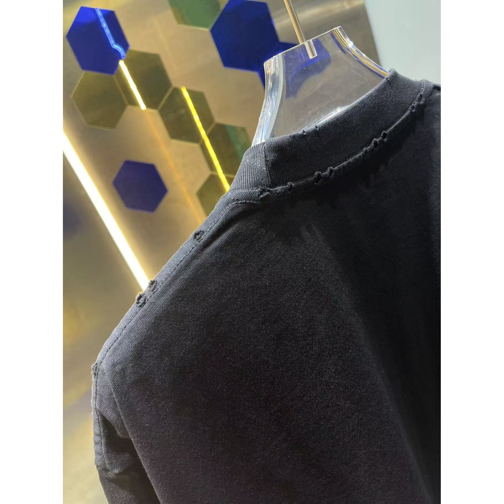 <p>Maison Margiela 洗水磨破短袖T恤(洗水黑)</p>