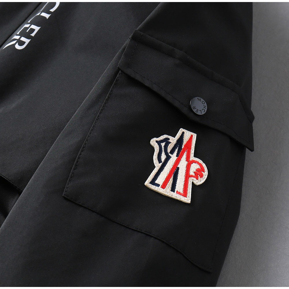 <p>Moncler 新款男士夹克外套</p>