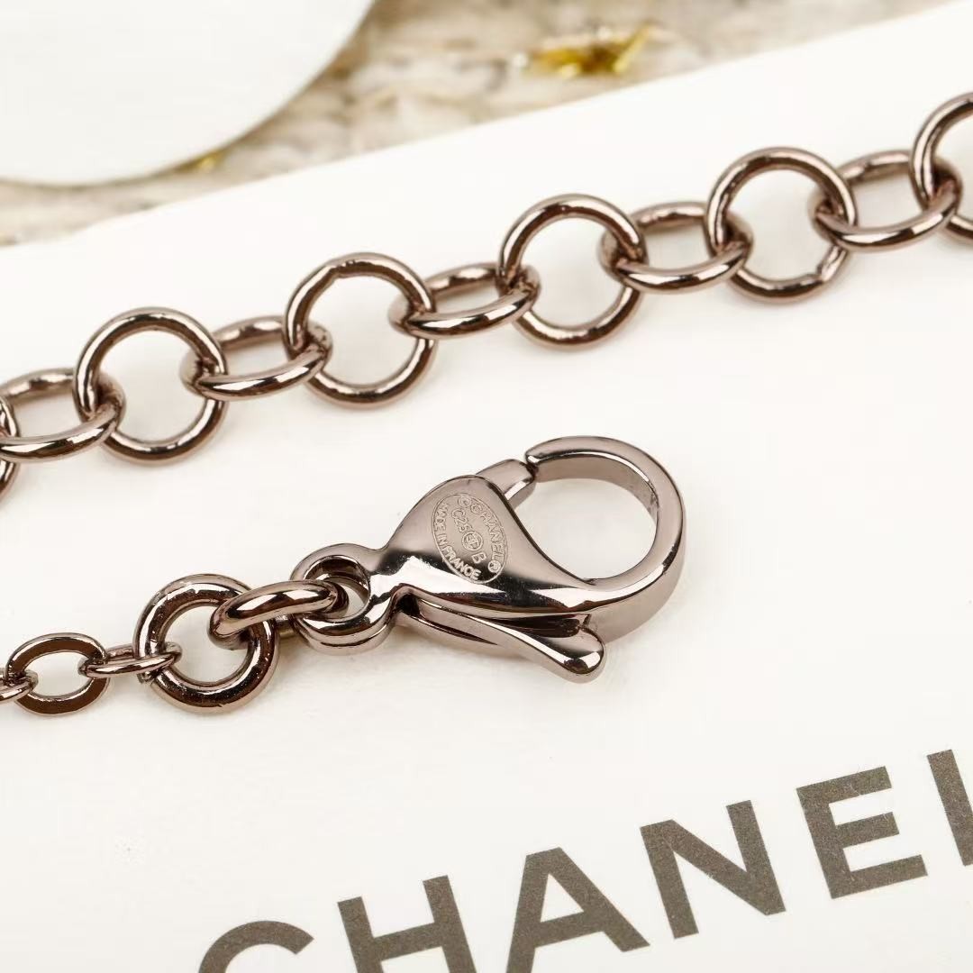 <p>CHANEL&nbsp;粉色珐琅毛衣链</p>