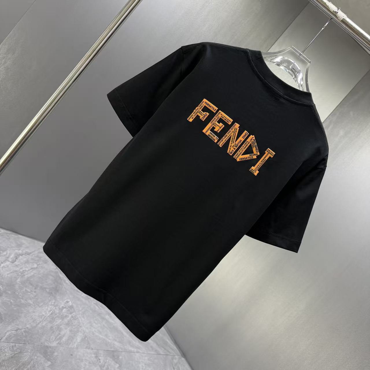 <p>FENDI 短袖T恤(黑)</p>