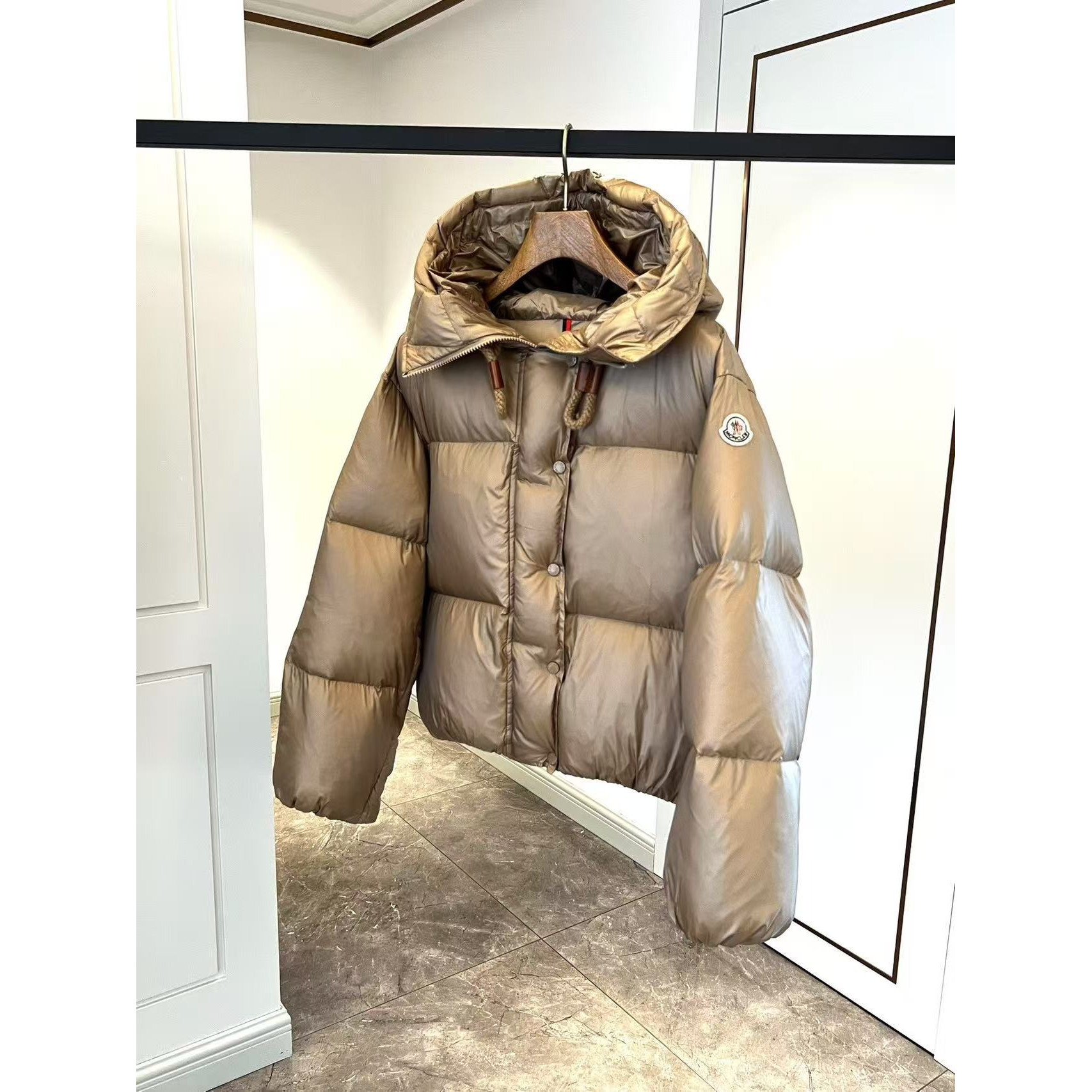 <p>Moncler Borey 女士二合一短款羽绒夹克外套(卡其)</p>