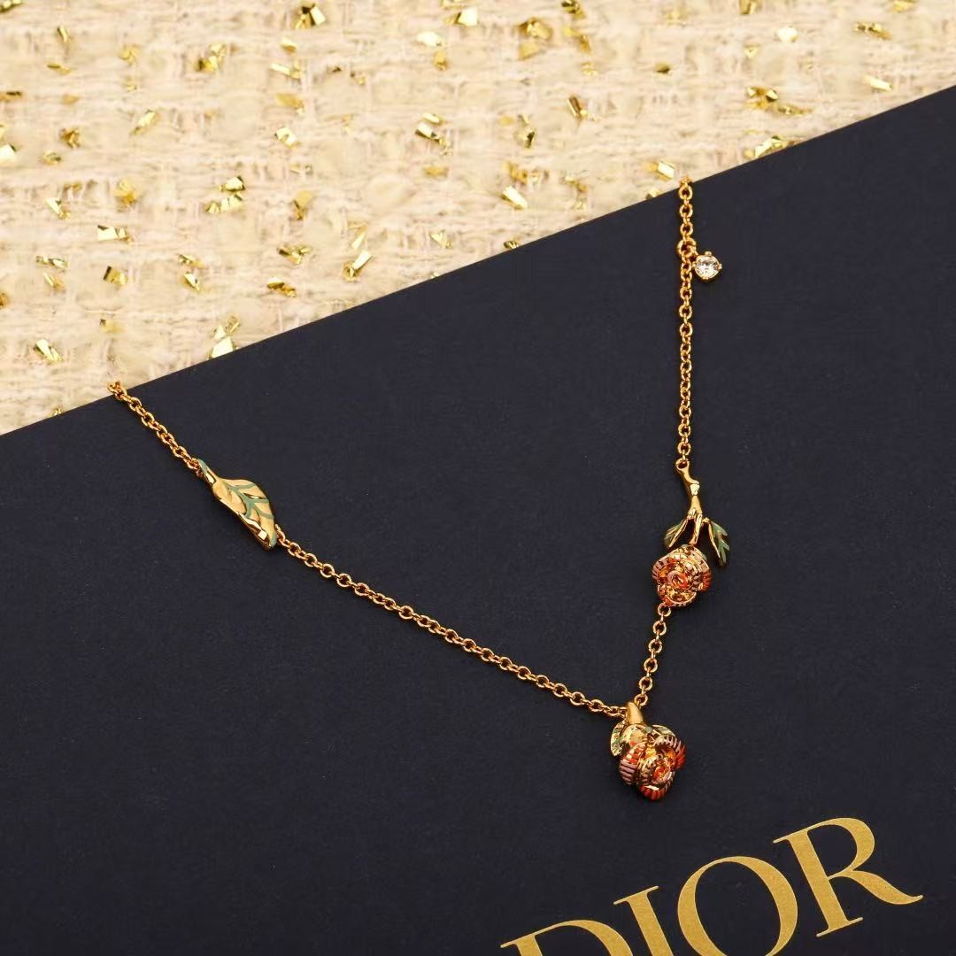 <p>DIOR&nbsp;r玫瑰花项链</p>