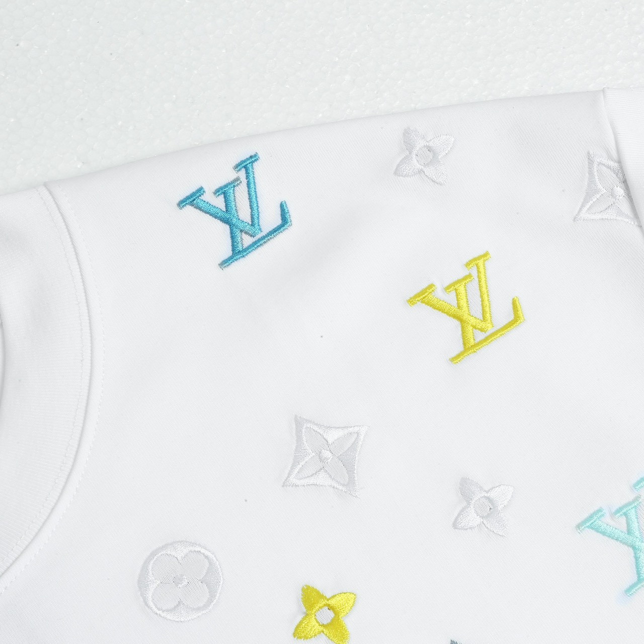 <p>LV &nbsp;logo绣花短袖T恤(白)</p>